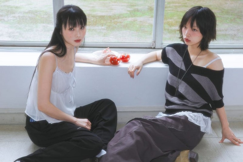 Vネックストライプニット（ブラック）