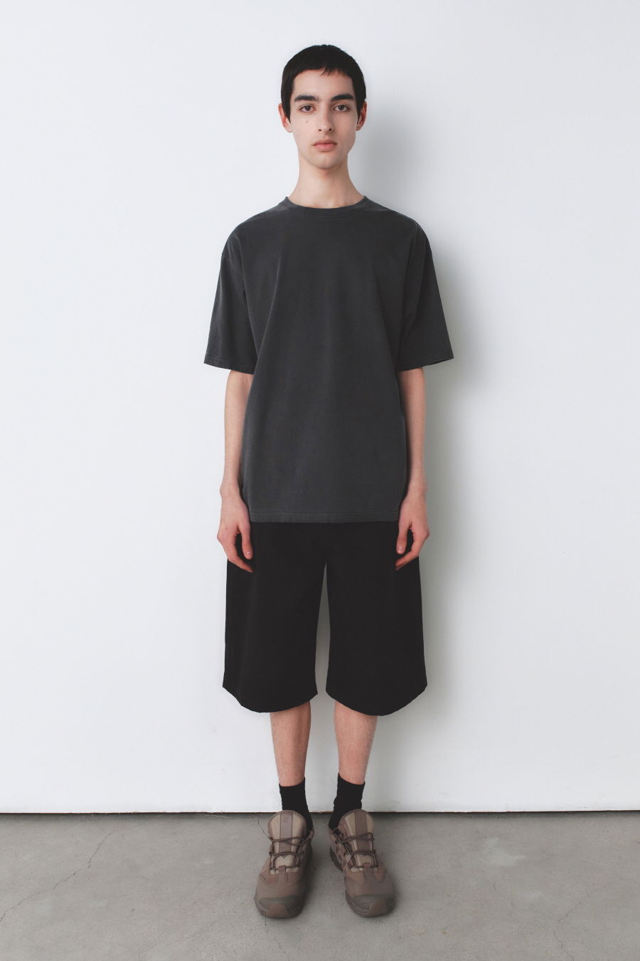 ハンドドローングラフィックTシャツ チャコール | INSILENCE | HANA(ハナ) #2