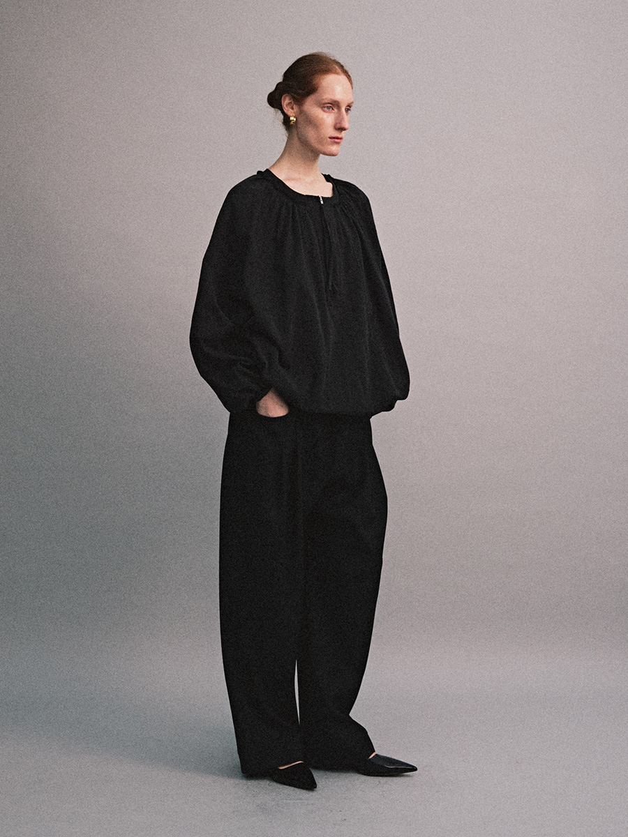 SHIRRING NECK ZIPPER BLOUSE_BLACK | ETHOS | HANA(ハナ) #4