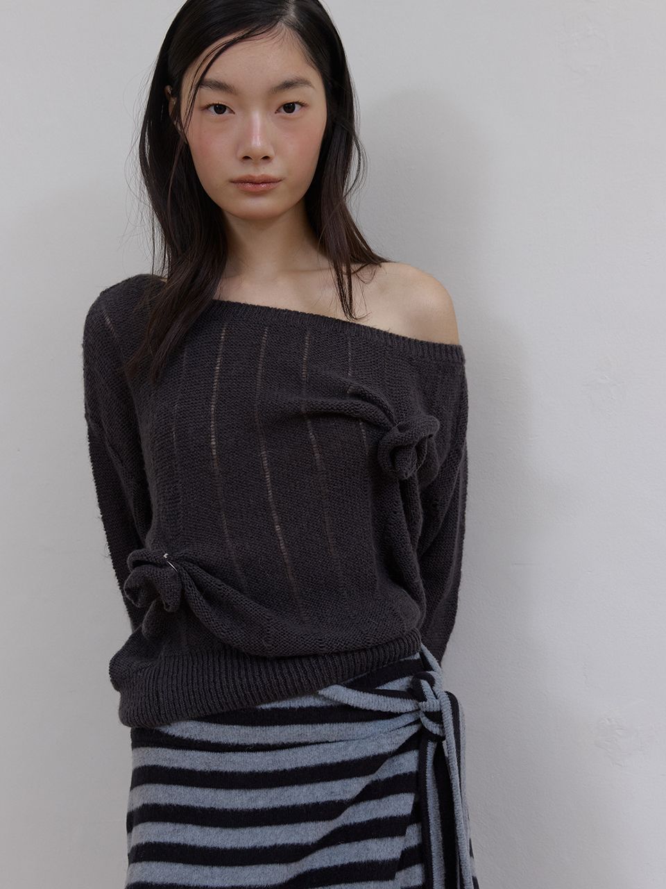 ローズブローチワンショルダーニット (チャコール) | ASURA | HANA(ハナ) #4