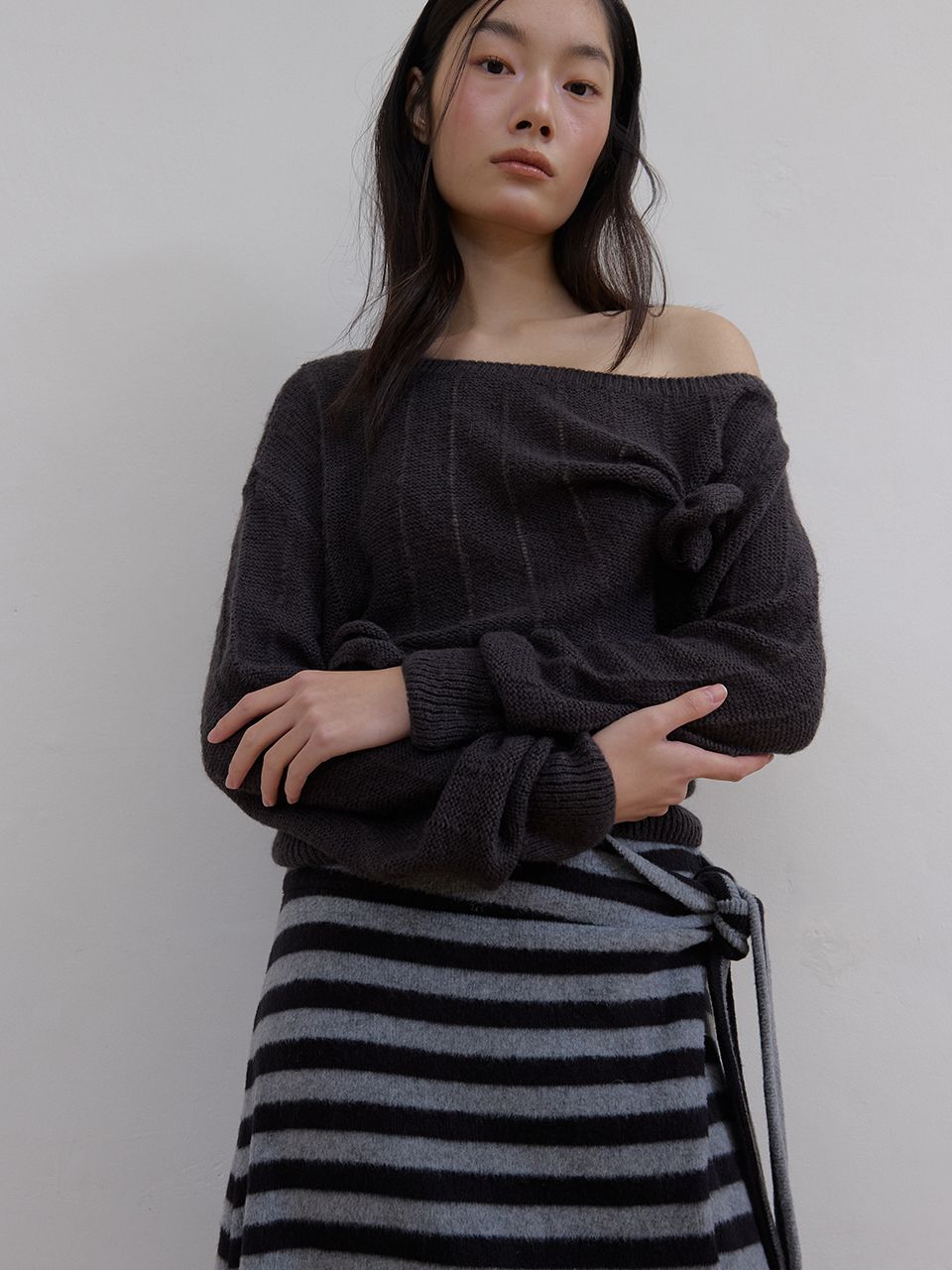 ローズブローチワンショルダーニット (チャコール) | ASURA | HANA(ハナ) #5