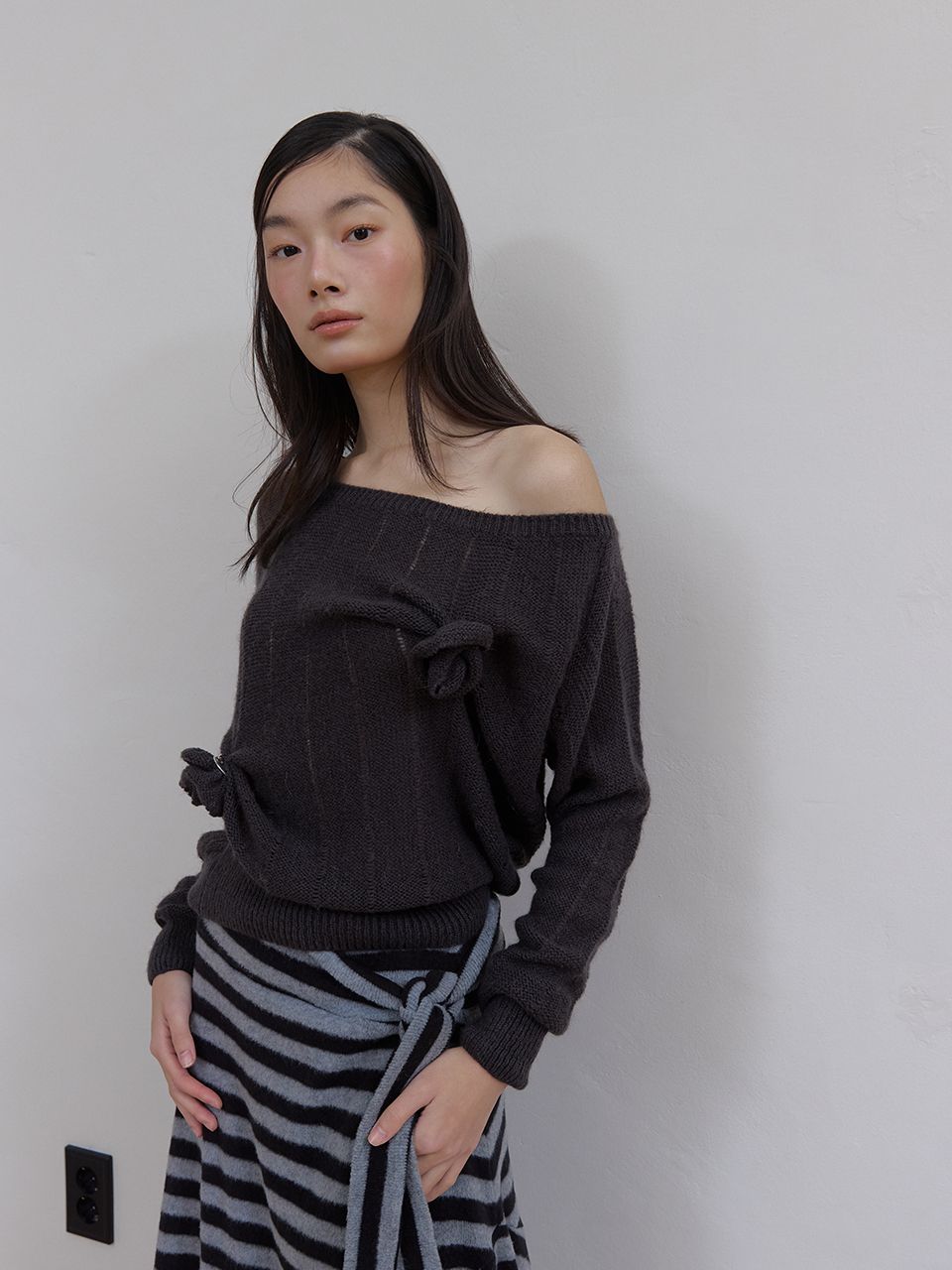 ローズブローチワンショルダーニット (チャコール) | ASURA | HANA(ハナ) #6