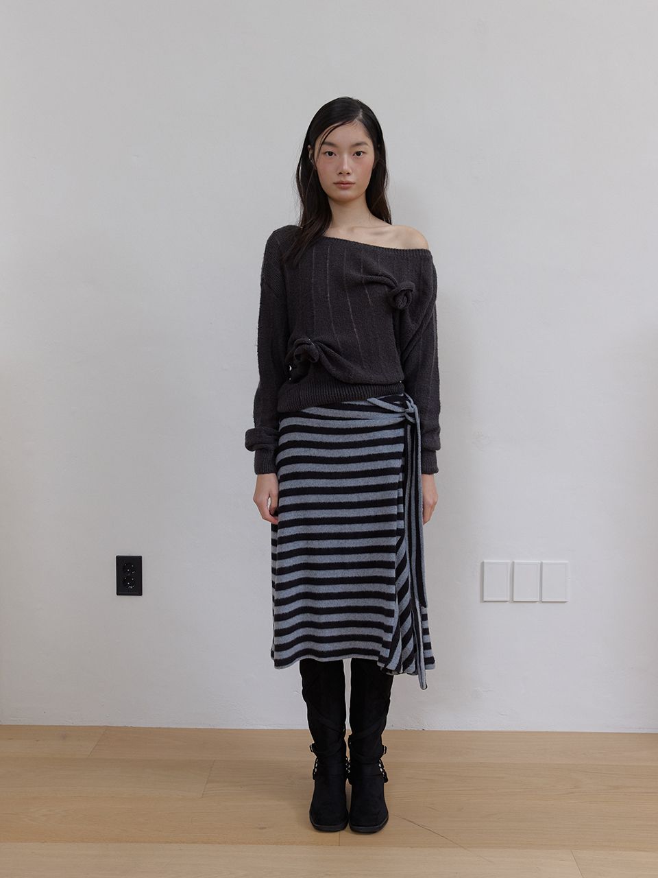 ローズブローチワンショルダーニット (チャコール) | ASURA | HANA(ハナ) #10