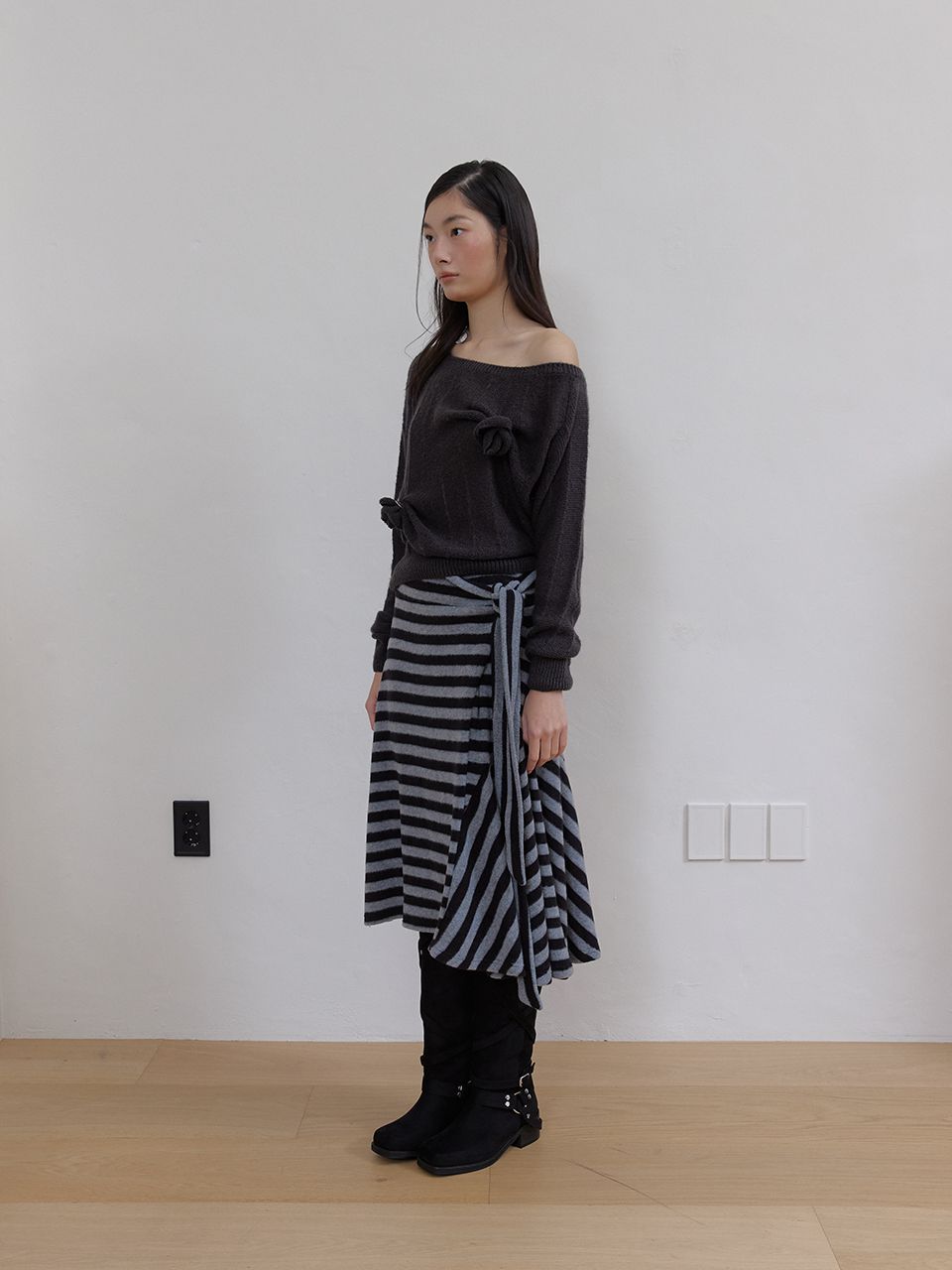 ローズブローチワンショルダーニット (チャコール) | ASURA | HANA(ハナ) #11