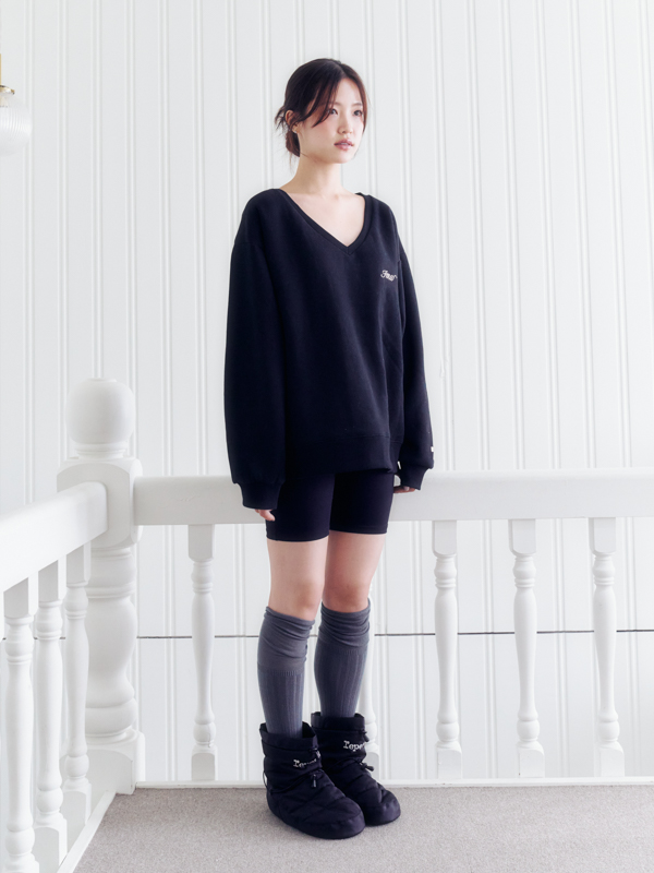 レターリングディープVネックスウェットシャツ（ブラック） | Inner museum | HANA(ハナ) #4