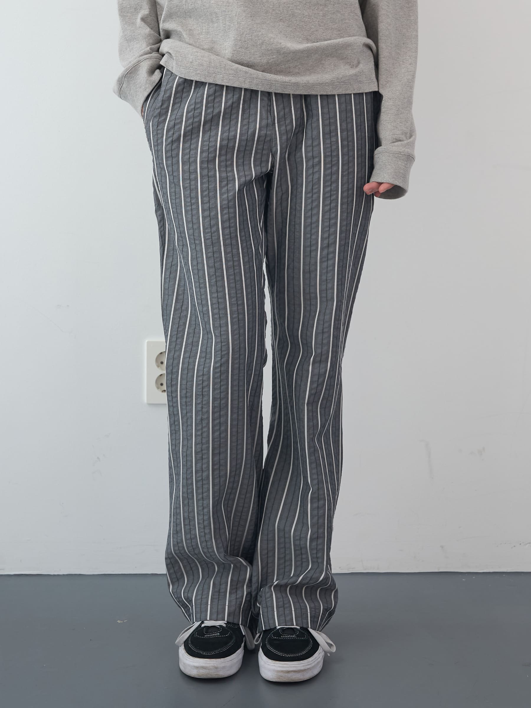 シアサッカーストライプバンディングブーツカットパンツ (グレー) | ENZO BLUES | HANA(ハナ) #1