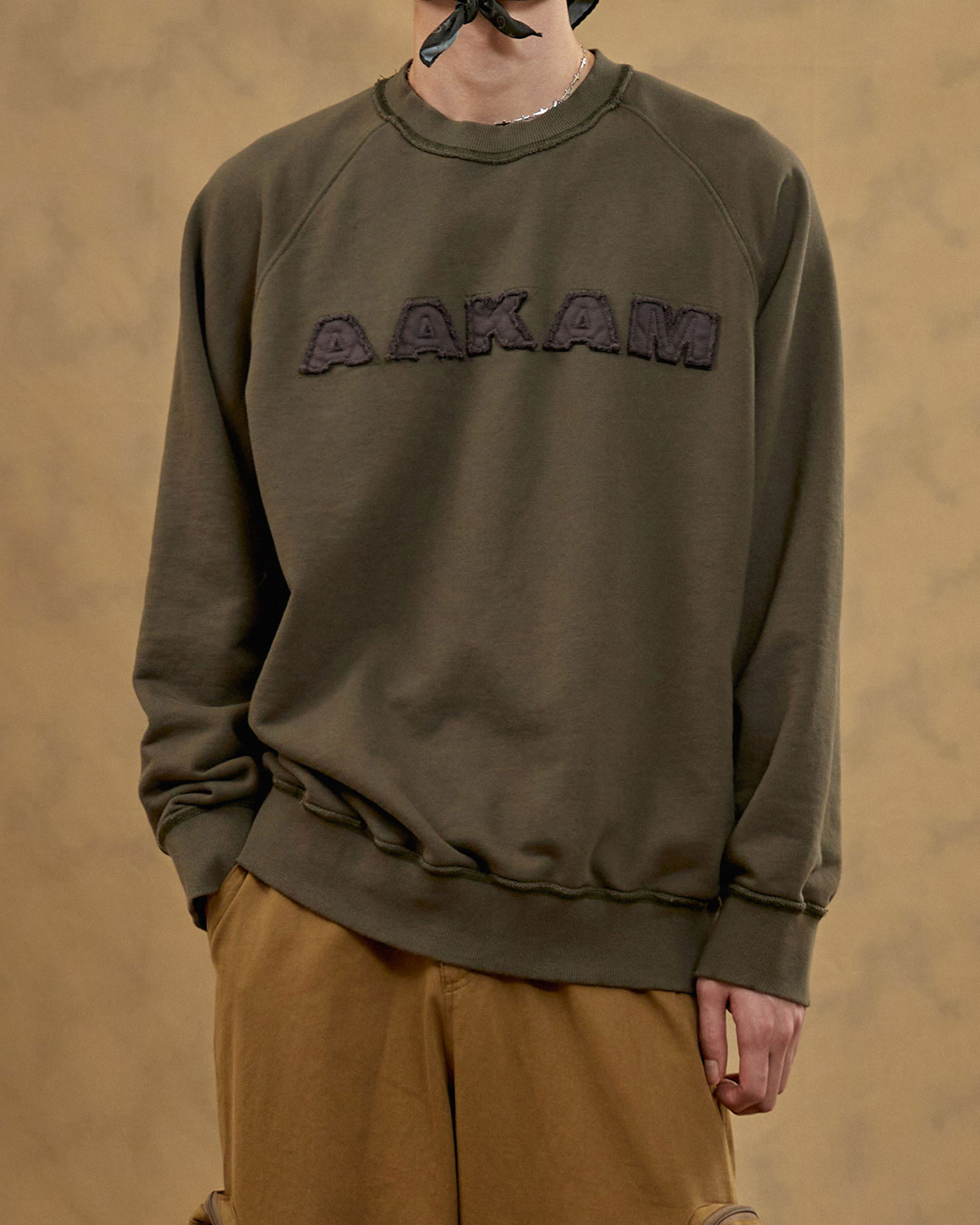 ロゴパッチラグランスウェットシャツ（カーキ） | AAKAM | HANA(ハナ) #1