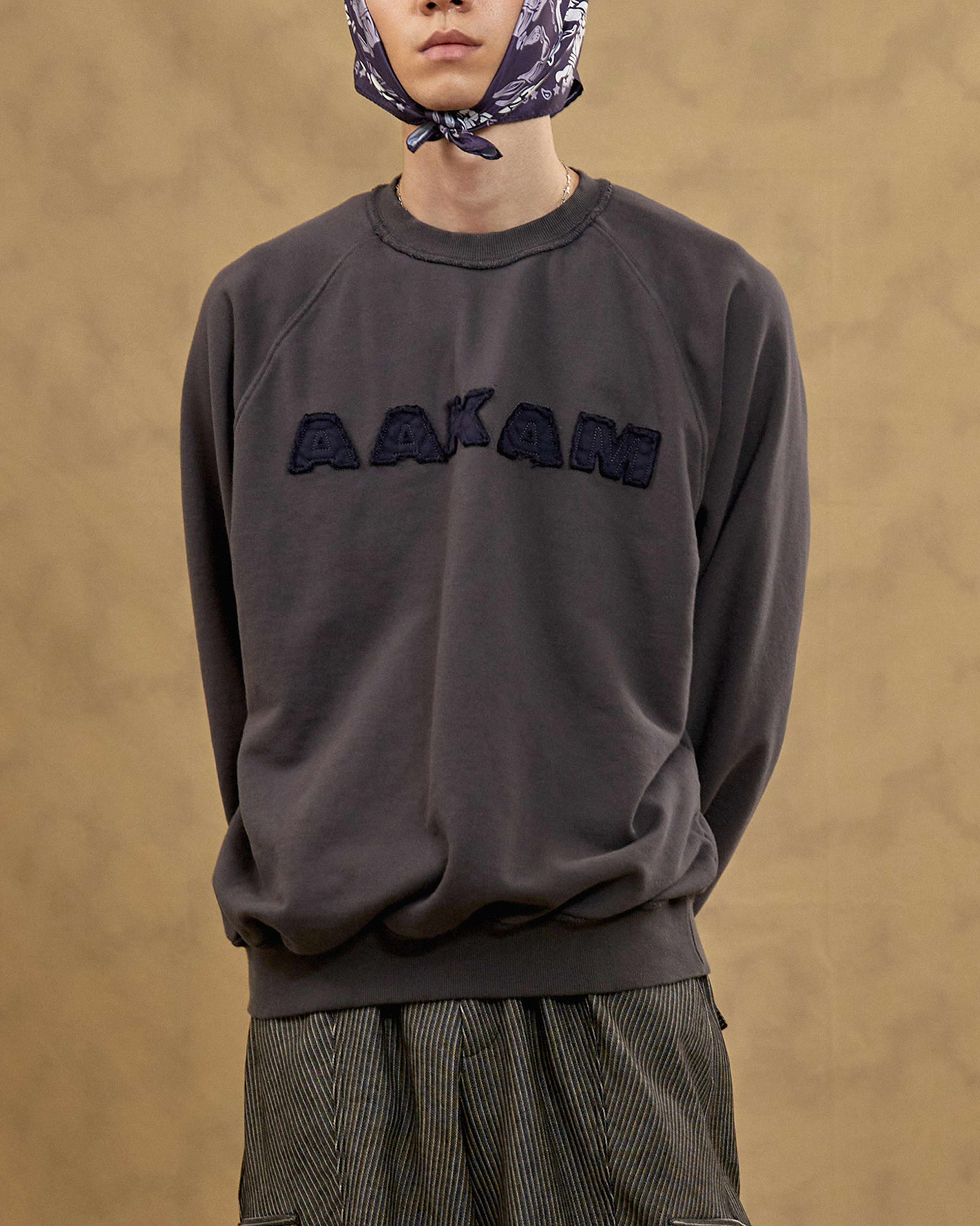 ロゴパッチラグランスウェットシャツ（ダークグレー） | AAKAM | HANA(ハナ) #1