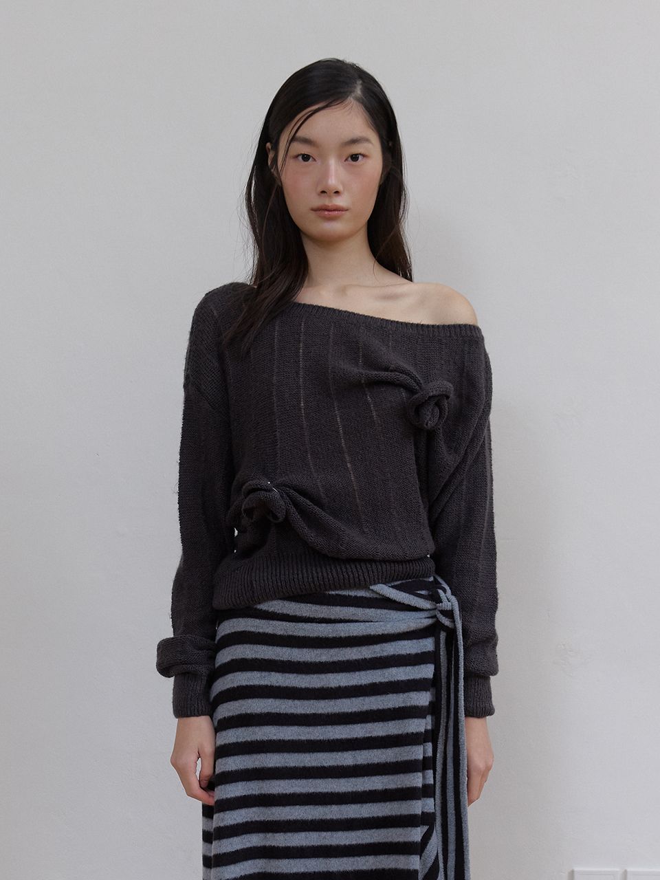 ローズブローチワンショルダーニット (チャコール) | ASURA | HANA(ハナ) #1