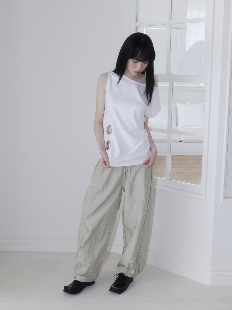 ナイロンスタッズピンタックパンツ (サンドベージュ) | ONSKA | HANA(ハナ) #1